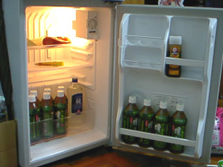 上段:ケチャップ、マヨネーズ 中段:しょうが 下段:焼酎、茶 扉上段:ソース 扉下段:茶